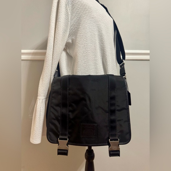 Coach Voyager Black Nylon Messenger Bag / Shoulder Laptop Bag - Picture 2 of 13